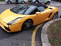 Vodič lamborghini mal v Prahe nabúrať tri vozidlá. Vodič lamborghini mal v Prahe nabúrať tri vozidlá.
