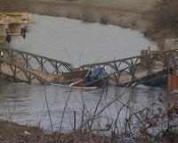 Most sa zlomil presne v strede a auto skončilo v Hrone.