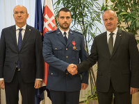 Minister obrany Peter Gajdoš ocenil vojaka za záchranu života.