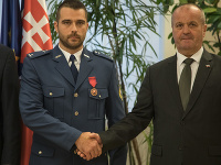 Minister obrany Peter Gajdoš ocenil vojaka za záchranu života. Minister obrany Peter Gajdoš ocenil vojaka za záchranu života.