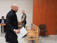 Svedok Ivan Cvik na hlavnom pojednávaní v kauze falšovania zmeniek. Svedok Ivan Cvik na hlavnom pojednávaní v kauze falšovania zmeniek.
