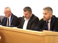 Na snímke  obžalovaný Ján K. (v strede) so svojimi obhajcami. V Banskej Bystrici 7. novembra 2019.