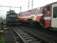 Košickí hasiči zasahujú pri zrážke osobného vlaku a lokomotívy Košickí hasiči zasahujú pri zrážke osobného vlaku a lokomotívy