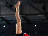 Van De Leurová cvičí na kladine v roku 2001 počas kvalifikácie na Majstrovstvách sveta v gymnastike