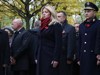 Prezidentka SR Zuzana Čaputová (uprostred) počas pietneho aktu kladenia vencov Prezidentka SR Zuzana Čaputová (uprostred) počas pietneho aktu kladenia vencov