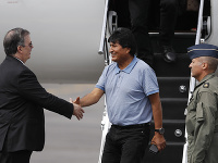 Mexický minister zahraničia Marcelo Ebrard víta Eva Moralesa
