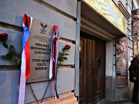Pamätná tabula na niekdajšom sídle Krajského koordinačného centra Verejnosti proti násiliu odhalená pri príležitosti 30. výročia Nežnej revolúcie v Banskej Bystrici. Pamätná tabula na niekdajšom sídle Krajského koordinačného centra Verejnosti proti násiliu odhalená pri príležitosti 30. výročia Nežnej revolúcie v Banskej Bystrici.