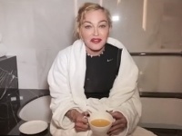 Madonna očividne praktizuje urinoterapiu. 
