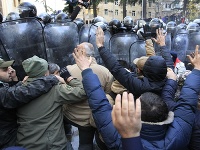 Dovedna 37 ľudí zadržala v pondelok gruzínska polícia počas likvidácie tábora demonštrantov