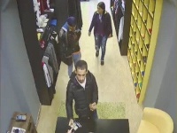 Polícia žiada o pomoc pri zistení totožnosti zlodejov z trenčianskeho obchodu Polícia žiada o pomoc pri zistení totožnosti zlodejov z trenčianskeho obchodu