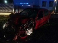 Auto narazilo do návesu kamióna Auto narazilo do návesu kamióna