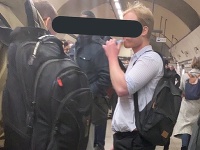 Muž si umýva zuby na nástupišti londýnskeho metra. Muž si umýva zuby na nástupišti londýnskeho metra.