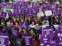 V Paríži protestovali proti násiliu voči ženám tisíce ľudí.