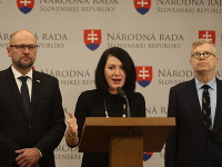 Zľava: Predseda strany SaS Richard Sulík, poslankyňa NR SR za stranu SaS a tímlíderka strany pre zdravotníctvo Janka Cigániková a člen zdravotníckeho tímu SaS Martin Barto Zľava: Predseda strany SaS Richard Sulík, poslankyňa NR SR za stranu SaS a tímlíderka strany pre zdravotníctvo Janka Cigániková a člen zdravotníckeho tímu SaS Martin Barto