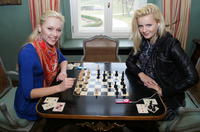 Blondínky hrajú šach. :-) 