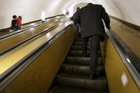 Dve explózie v pondelok  ráno otriasli moskovským metrom