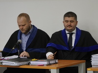 Advokát Martin Pohovej (vľavo) len čítal