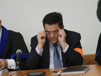 Pokračuje pojednávanie v kauze falšovania zmeniek. Pavol Rusko je neprítomný. Pokračuje pojednávanie v kauze falšovania zmeniek. Pavol Rusko je neprítomný.