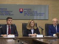 Generálny riaditeľ sekcie potravinárstva a obchodu MPRV SR Milan Lapšanský, ministerka pôdohospodárstva a rozvoja vidieka SR (MPRV SR) Gabriela Matečná a ústredny riaditeľ Štátnej veterinárnej a potravinovej správy Jozef Bíreš Generálny riaditeľ sekcie potravinárstva a obchodu MPRV SR Milan Lapšanský, ministerka pôdohospodárstva a rozvoja vidieka SR (MPRV SR) Gabriela Matečná a ústredny riaditeľ Štátnej veterinárnej a potravinovej správy Jozef Bíreš