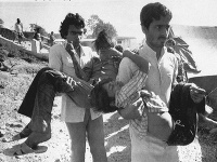 Na archívnej snímke z 5. decembra 1984  muži nesú do nemocnice dve deti, ktoré oslepli pri havárii továrne