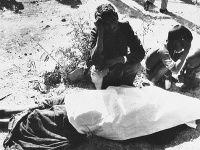 Na archívnej snímke z 4. decembra 1984 ľudia nariekajú nad obeťou havárie