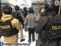 Muža zadržala polícia. Muža zadržala polícia.
