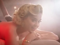 Katy Perry sa v klipe vyzliekla. 