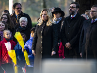 Zuzana Čaputová a Peter Gajdoš počas pietneho aktu položenia venca k Pamätníku československých vojakov na Medzinárodnom vojenskom cintoríne v anglickom Brookwoode. Zuzana Čaputová a Peter Gajdoš počas pietneho aktu položenia venca k Pamätníku československých vojakov na Medzinárodnom vojenskom cintoríne v anglickom Brookwoode.