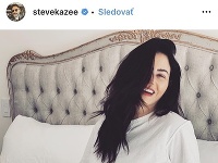 Steve Kazee zverejnil na instagrame fotku svojej tehotnej partnerky. Oblečená je na nej v krátkom tričku a nohavičkách. 