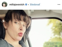 Milla Jovovich priberá a má z toho radosť. 