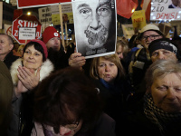 Účastníci protestu niesli rôzne transparenty. Účastníci protestu niesli rôzne transparenty.