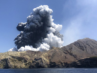 Erupcia sopky White Island na Novom Zélande