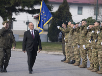 Minister Peter Gajdoš navštívil slovenských vojakov na vojenskej základni Butmir v Bosne a Hercegovine.