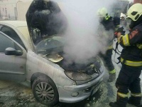 Na čerpacej stanici na D2 horelo auto. Na čerpacej stanici na D2 horelo auto.