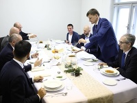 Lídri strán KDH, PS/Spolu, Za ľudí a SaS pristúpili k dohode o neútočení Lídri strán KDH, PS/Spolu, Za ľudí a SaS pristúpili k dohode o neútočení