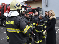 Na snímke prezidentka SR Zuzana Čaputová počas stretnutia s hasičmi, ktorí zasahovali pri výbuchu plynu