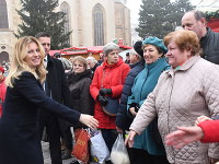 Na snímke vľavo prezidentka SR Zuzana Čaputová v centre mesta Prešov