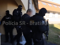 Polícia previezla mužov na Slovensko Polícia previezla mužov na Slovensko