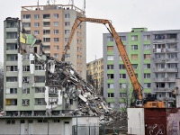 Tretí deň demolácie bytovky na Mukačevskej ulici v Prešove. Tretí deň demolácie bytovky na Mukačevskej ulici v Prešove.