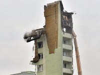 Tretí deň demolácie bytovky na Mukačevskej ulici v Prešove.