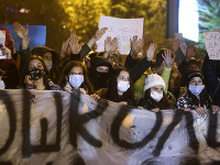  Stovky študentov protestovali pred sídlom severomacedónskej vlády v Skopje.