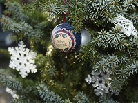 Na hrobe Karla Gotta nechýba ani vianočný stromček so špeciálnou vianočnou guľou od jeho rodiny.