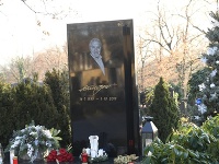 Hrob Karla Gotta zdobí aj drobný slávik.