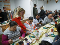 Prezidentka Zuzana Čaputová podáva vianočnú kapustnicu v centre pre ľudí bez domova