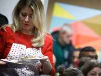Prezidentka Zuzana Čaputová podáva vianočnú kapustnicu v centre pre ľudí bez domova