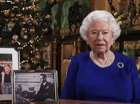 Pre britskú kráľovnú Alžbetu II. nie sú tohtoročné Vianoce prílš šťastné. Jej manžela - Vojvodu z Edinburghu sužujú zdravotné ťažkosti a pár dní pred Vianocami skončil v nemocnici. Štedrú večeru by si ale mal vychutnať v kruhu rodiny. Panovníčka sa kvôli 