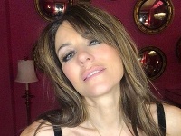 Elizabeth Hurley uväznila svoje prsia v takomto výstrihu. 