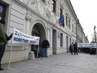 Občania obce Kojšov a mesta Gelnica pred budovou Krajského súdu na Hlavnej ulici v Prešove .