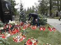 Sviečky na hrobe Karla Gotta sa každým dňom násobia.