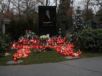 Pred hrobom Karla Gotta je doslova červený koberec. Sviečky už zničili aj nový trávnik.